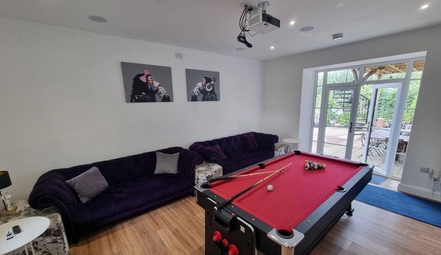 North Devon exquisite 9-bedroom Villa with hot tub, games room and large garden