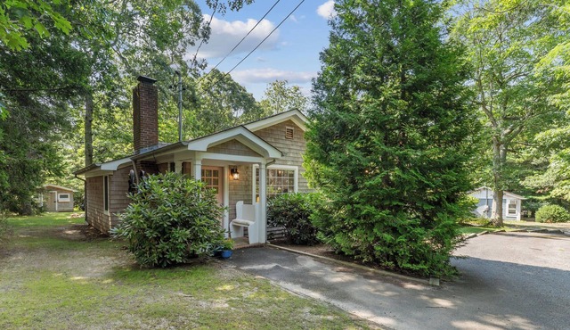 North Fork Beach Cottage in Fleets Neck - walk to Beach and close to Vineyards!