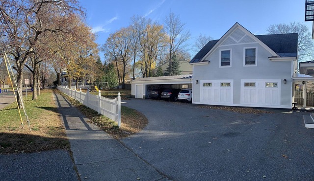 North Hill Section Home; walk to UVMMC & UVM, Chabad, downtown, lake.