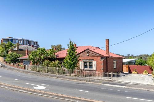 North Hobart cozy house No party
