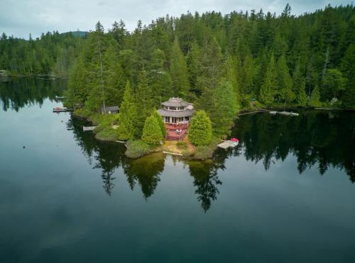 North Lake Waterfront Home by EMR Vacation Rentals