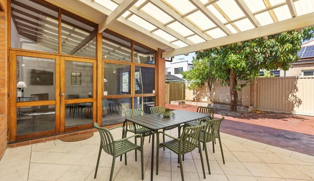 North Perth 3BR Home Steps To Hyde Park & Dining