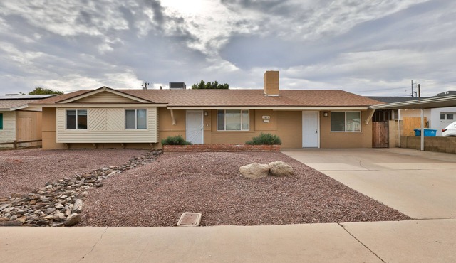 North Phoenix home with 3 Bed 2 Bath - SLEEPS 6 - Close to Freeway I-17