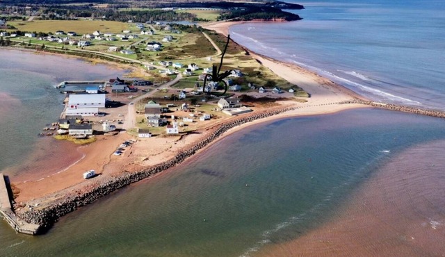 North Rustico beach house with million dollar ocean views- 2 min walk to beach!