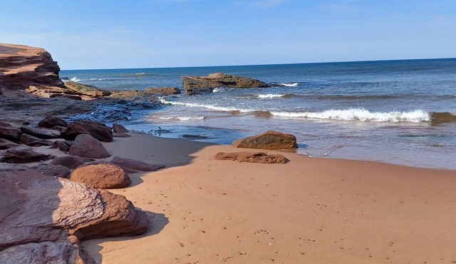 North Shore Ocean View Cottage- Access To Private Beach For Cottagers!