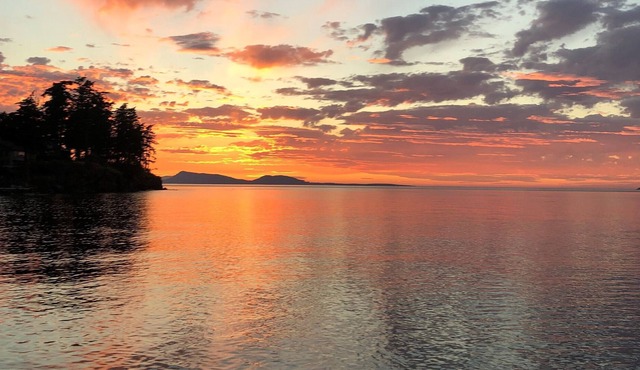 North Shore Retreat: Community Dock, Beach, Tennis, Pickleball Courts
