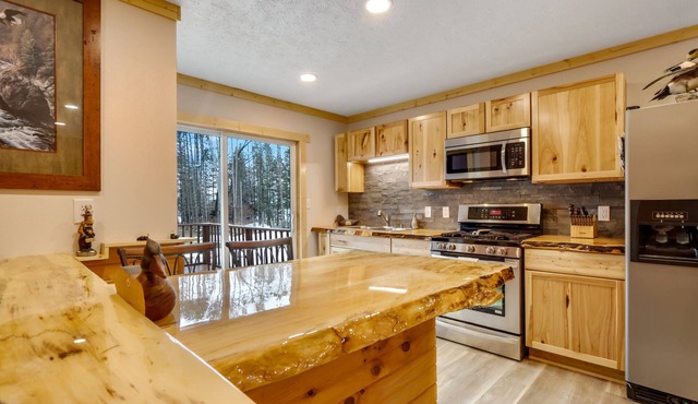 Northwoods multiple family size cabin. ATV/UTV, snowmobile trail access and lake