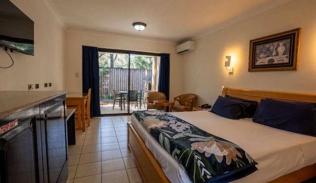 Novena Palms Motel