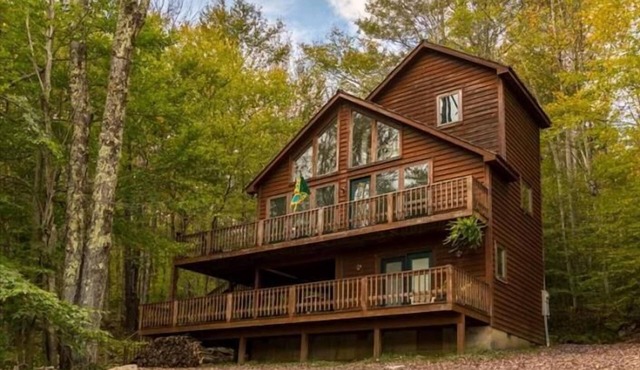 NP17-Romantic Getaway! Close to towns! Hot tub!