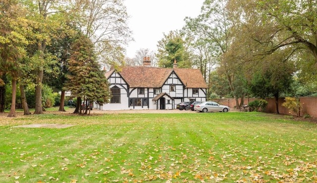 Nr Windsor- Unique Cottage Stay for upto 14 guests