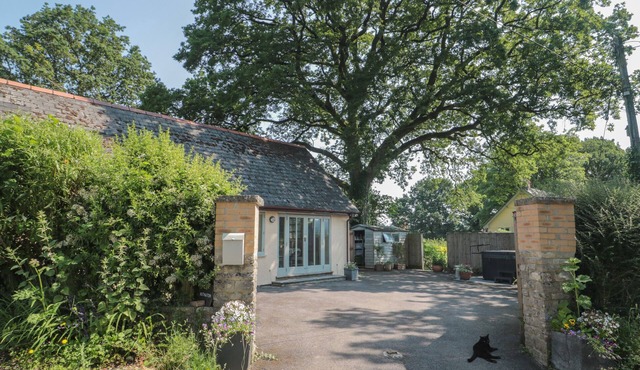 NUTHATCH, pet friendly, with hot tub in Honiton
