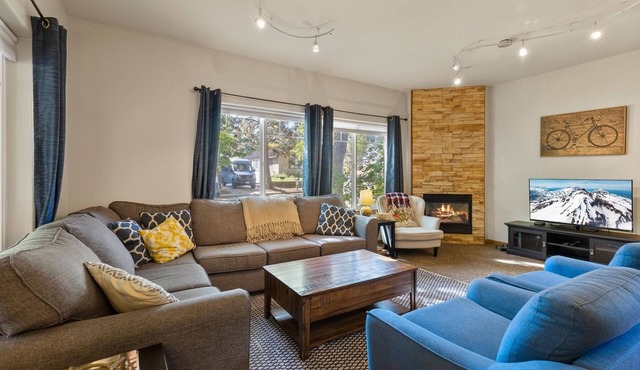 NW Lexington | River West | pet (dog) friendly hot tub