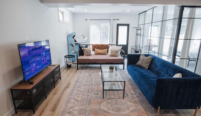 NYC Loft Inspired 12 mins to WEM Vintage arcade