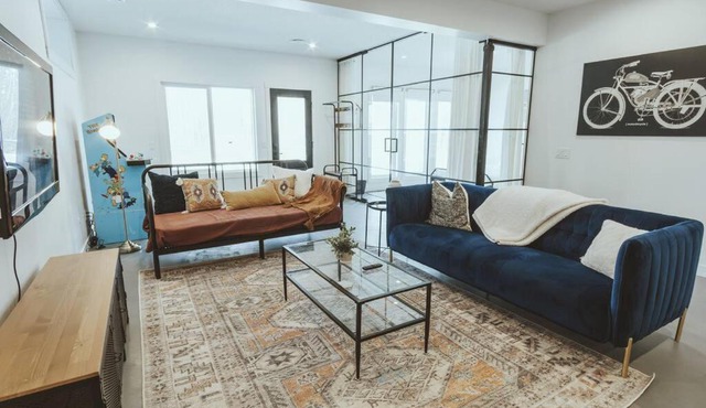 NYC Loft Inspired 12 mins to WEM Vintage arcade