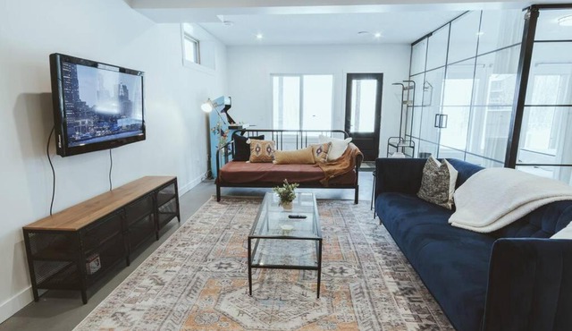 NYC Loft Inspired 12 mins to WEM Vintage arcade
