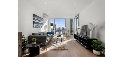 NYE Chic Waterfront 2BR Luxe With Pool, Gym, Parking