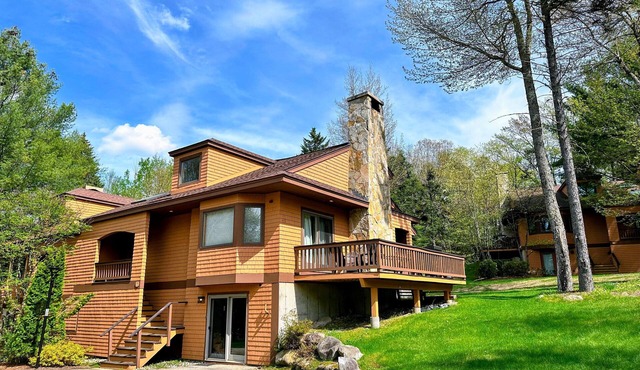 O29 Slopeside Bretton Woods Resort cottage with upscale stylings, cozy decor, tons of space, AC!