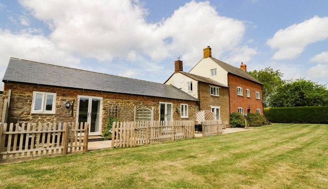 OAK BARN, pet friendly, with a garden in Catesby