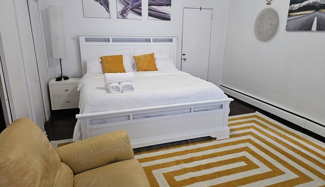 OAK-GORGEOUS: 2-Bedroom Apartment with WiFi and AC in wonderful Indiana PA