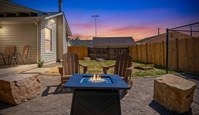 Oak Haus Group Stay w/Fenced Yard & Game Room