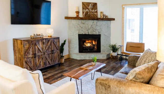 Oak Haven Condo - Downtown Blowing Rock Fully Stocked with 2 King Beds