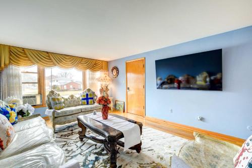 Oak Lawn Apartment ~ 2 Mi to Ford City Mall!