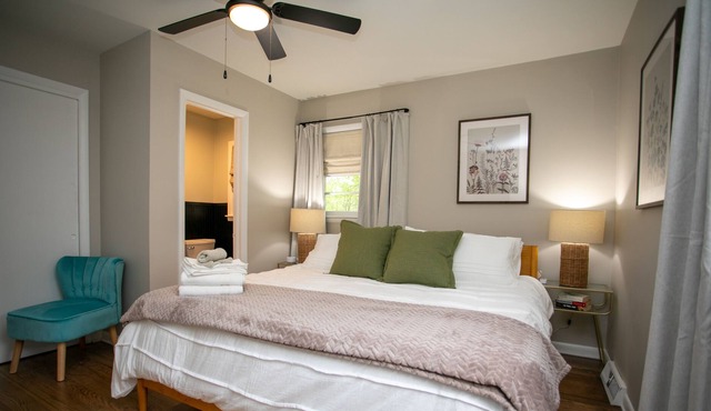 Oak Street Retreat- 20 min to CLT- convenient & comfortable