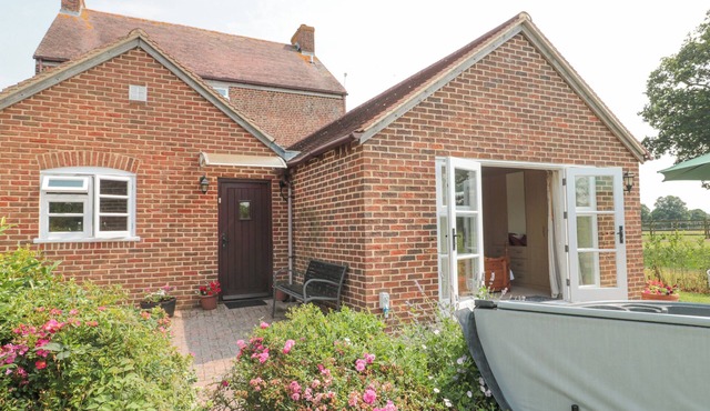 OAK TREE COTTAGE, family friendly, with hot tub in Gloucester