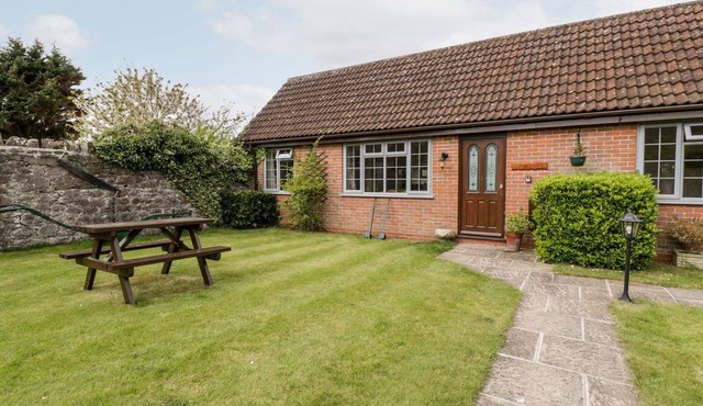 OAK TREE, pet friendly, character holiday cottage in Brean