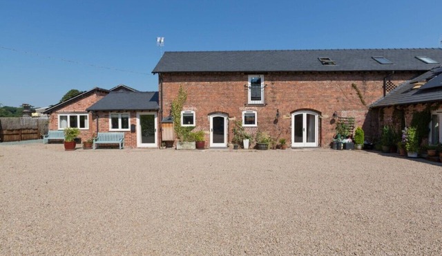 Oakleigh barn Cosy Spacious Sleeps 8/9 Hot Tub.Close To Great Pub. 5 min stroll