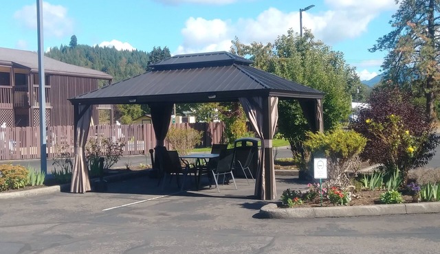 Oakridge Inn & Suites