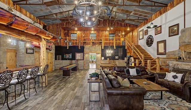 Oakridge Ranch: Pool + Hot-tub, Pickleball Court, Whiskey & Wine Room