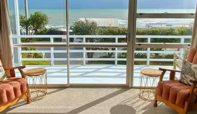 Oakura Beachfront Bach + Epic Views + Close to Everything!