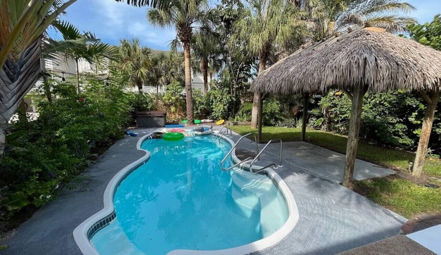 `Oasis` Historic Beachside Cottage 3/2