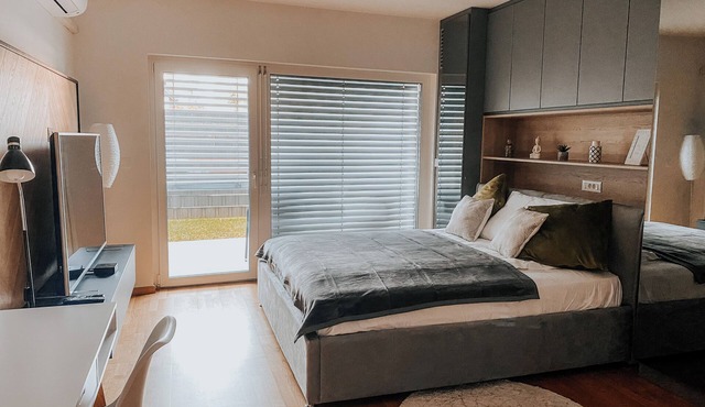 Oasis of Energy - Modern Studio w/Terrace & Free Parking, near City Center