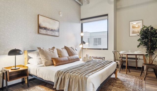 Oasis Studio with Rooftop, Gym, Game Rm, Pet friendly