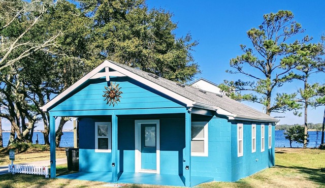 OBX Island Cottage~Water view~ 1 level, no stairs~ Beach 3.5 miles (8 min drive)