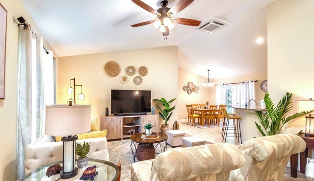 Ocala Oasis Screened Lanai & Fire Pit Large Master Bedroom