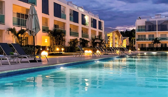 Ocean beach & pool, stunning 2 Bed, 2 Bathroom cozy apartment -gated secure area