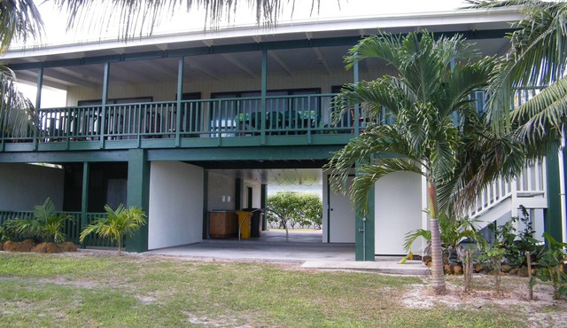 Ocean Blue Villas . 25m walk across grass to the beach!