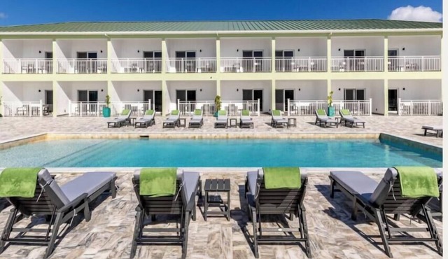 Ocean Breeze Resort - 2-bedroom Hotel Suites, Pool, Gym and Restaurant