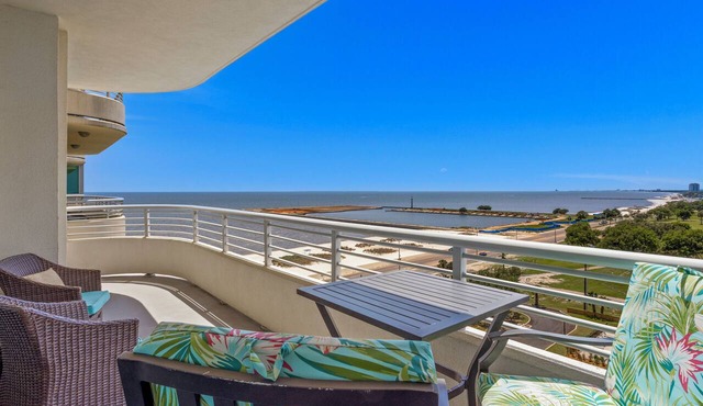 Ocean Club. Gulf Views. Pool. Walk to Beach