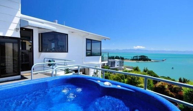 'Ocean Dreaming' with Views and Spa Pool