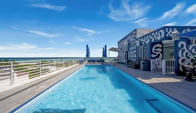 Ocean Drive Studio, Roof top Pool and Bar