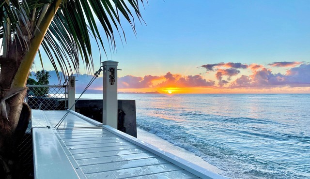 Ocean front 1-bedroom house, good location with AC, WiFi