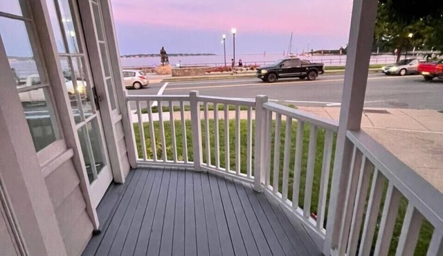 Ocean front and 3 beaches across,parks, short walk to historic downtown!