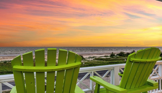 Ocean Front, Bright Vibes and Breezy Comfort!
