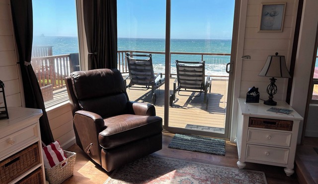 Ocean Front Cabin 15 with Jacuzzi & Sensational Views (Private Beach Owned by White Rock Resort)