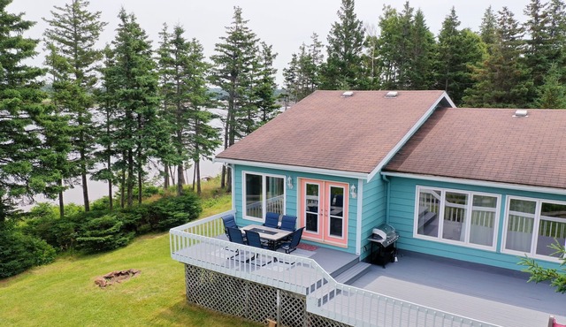 Ocean Front Cottage With Access To Small Beach, Minutes To Cavendish