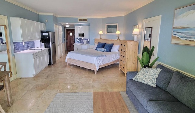Ocean Front Cottage with Kitchen - Old Bahama Bay Resort. Dockage Available
